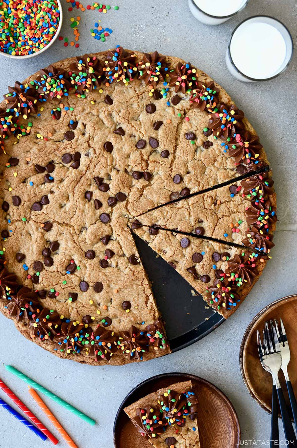 Giant Chocolate Chip Cookie Cake: Easy Recipe & Frosting Guide